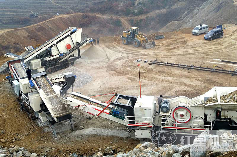 多臺移動小型碎石機聯合作業現場
