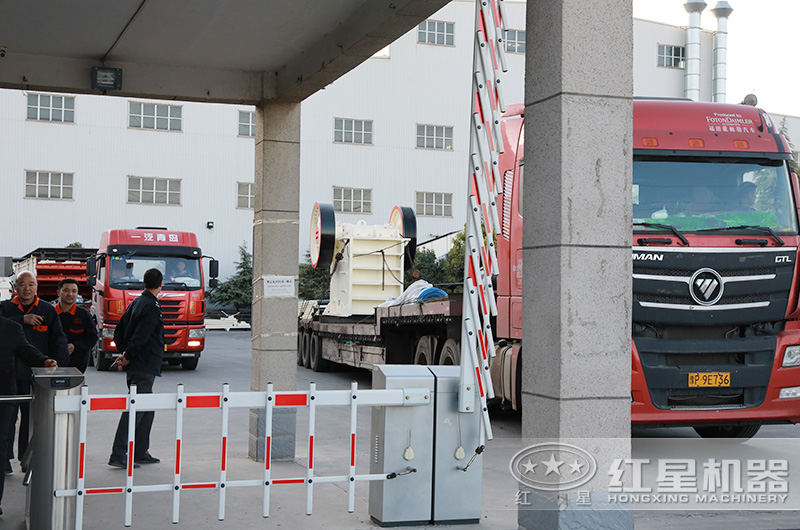 時產(chǎn)30-300噸的石料、石塊碎石機一套多少錢？