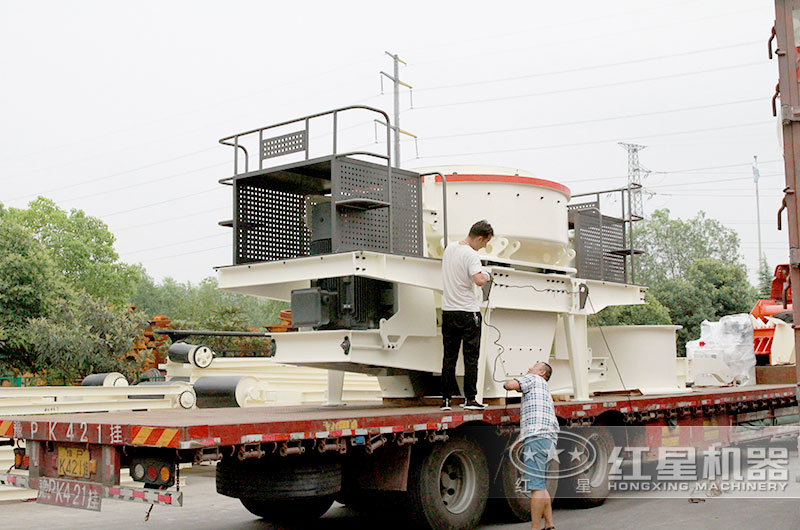 客戶河卵石制砂機裝車發(fā)貨現(xiàn)場